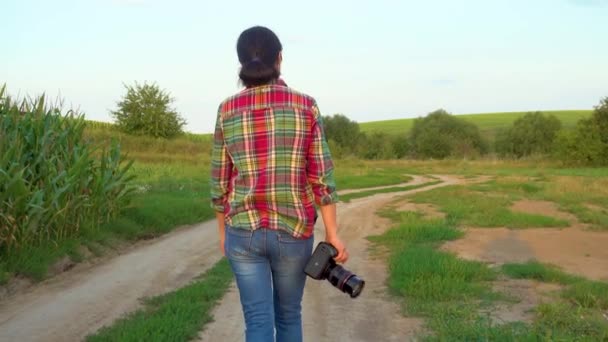 Young Woman Field Photographs Nature Girl Camera Walks Nature Camera — Stockvideo