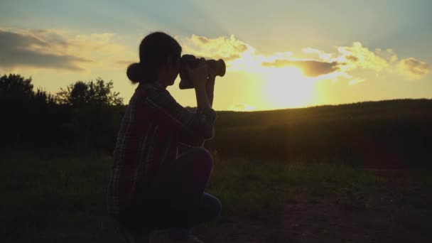 Young Woman Photographs Sun Sunset Girl Filming Sunset Camera Movement — Stok video