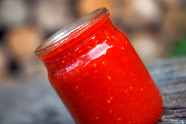 Concentrato Pomodoro Pronto Barattolo Sul Tavolo Salsa Ketchup Pomodoro Una — Foto Stock