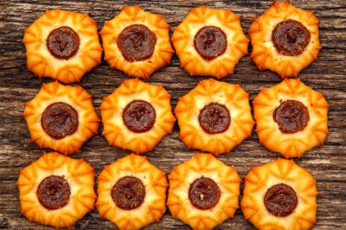 Stokta taze ev yapımı bisküviler var. Tahta masada tatlı kurabiyeler. Çay ve kahve için tatlı bisküvi. Lezzet, kurabiye, tatlı kavramı. 
