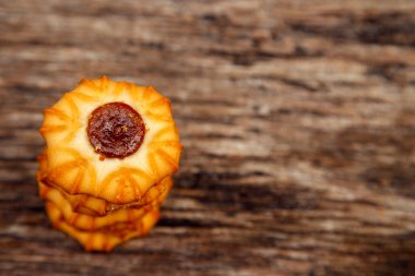 Stokta taze ev yapımı bisküviler var. Tahta masada tatlı kurabiyeler. Çay ve kahve için tatlı bisküvi. Lezzet, kurabiye, tatlı kavramı. 