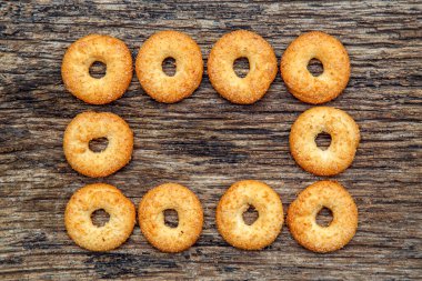 Stokta taze ev yapımı bisküviler var. Tahta masada tatlı kurabiyeler. Çay ve kahve için tatlı bisküvi. Lezzet, kurabiye, tatlı kavramı. 