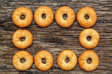 Stokta taze ev yapımı bisküviler var. Tahta masada tatlı kurabiyeler. Çay ve kahve için tatlı bisküvi. Lezzet, kurabiye, tatlı kavramı. 