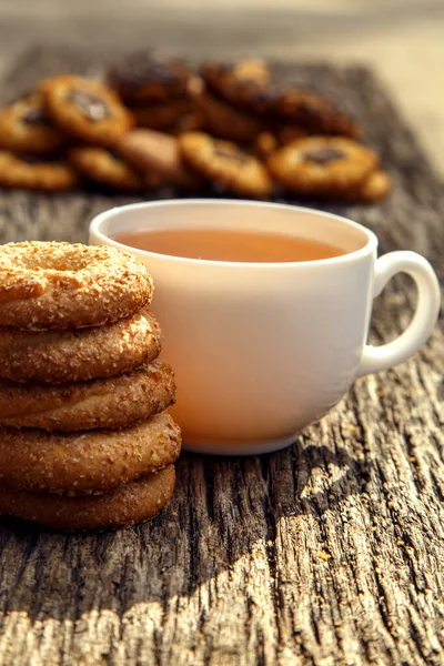 Ev yapımı tatlı kurabiyeler ve çay. Masada çay olan lezzetli kurabiyeler. Kafede çayla birlikte tatlı kurabiyesi. Tatlılar, tatlılar, kahveciler.... 