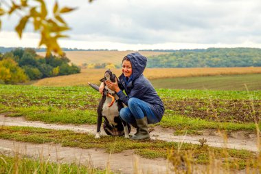 Bir kadın fırtınadan sonra köpeğini tarlada gezdirir. Bulutlu bir günde doğada çalışan bir teriyeri olan bir kız. Özgürlük, mutluluk, arkadaşlık, doğa kavramı.. 