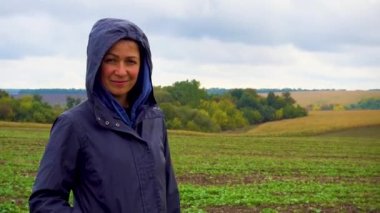 Bir kadın fırtınadan sonra köpeğini tarlada gezdirir. Bulutlu bir günde doğada çalışan bir teriyeri olan bir kız. Özgürlük, mutluluk, arkadaşlık, doğa kavramı. Kamera hareketi. 
