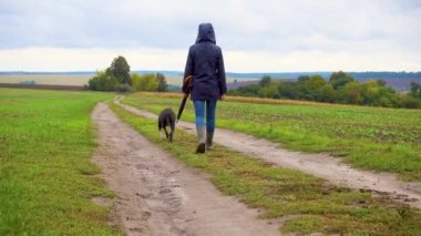 Bir kadın fırtınadan sonra köpeğini tarlada gezdirir. Bulutlu bir günde doğada çalışan bir teriyeri olan bir kız. Özgürlük, mutluluk, arkadaşlık, doğa kavramı. Kamera hareketi. 