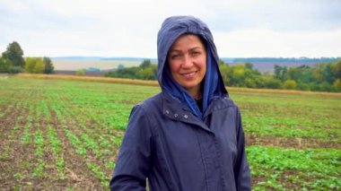 Bir kadın fırtınadan sonra köpeğini tarlada gezdirir. Bulutlu bir günde doğada çalışan bir teriyeri olan bir kız. Özgürlük, mutluluk, arkadaşlık, doğa kavramı. Kamera hareketi. 