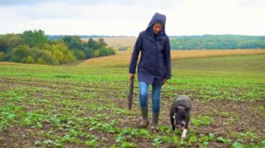 Bir kadın fırtınadan sonra köpeğini tarlada gezdirir. Bulutlu bir günde doğada çalışan bir teriyeri olan bir kız. Özgürlük, mutluluk, arkadaşlık, doğa kavramı. Kamera hareketi. 
