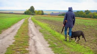 Bir kadın fırtınadan sonra köpeğini tarlada gezdirir. Bulutlu bir günde doğada çalışan bir teriyeri olan bir kız. Özgürlük, mutluluk, arkadaşlık, doğa kavramı. Kamera hareketi. 
