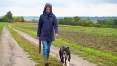 Bir kadın fırtınadan sonra köpeğini tarlada gezdirir. Bulutlu bir günde doğada çalışan bir teriyeri olan bir kız. Özgürlük, mutluluk, arkadaşlık, doğa kavramı. Kamera hareketi. 