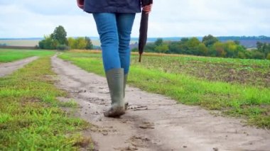 Bir kadın fırtınadan sonra köpeğini tarlada gezdirir. Bulutlu bir günde doğada çalışan bir teriyeri olan bir kız. Özgürlük, mutluluk, arkadaşlık, doğa kavramı. Kamera hareketi. 