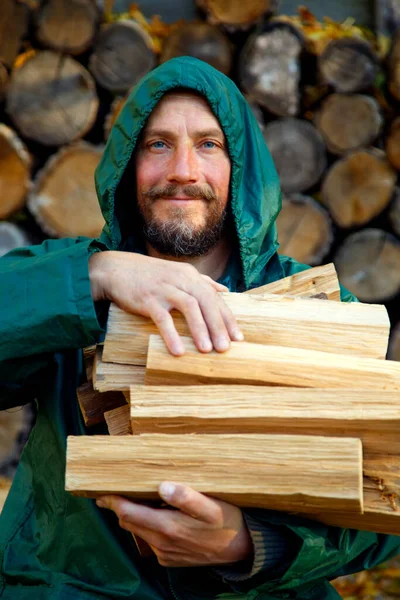 Portrét Muže Hromadou Sekaného Dřeva Podpal Vousatý Dřevorubec Palivem Krbu — Stock fotografie