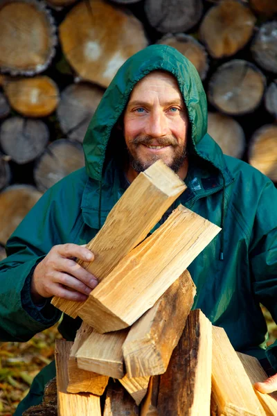 みじん切り薪の束を持つ男の肖像画 暖炉のための薪とひげそりの木材ジャック レクリエーション 国の娯楽の概念 — ストック写真