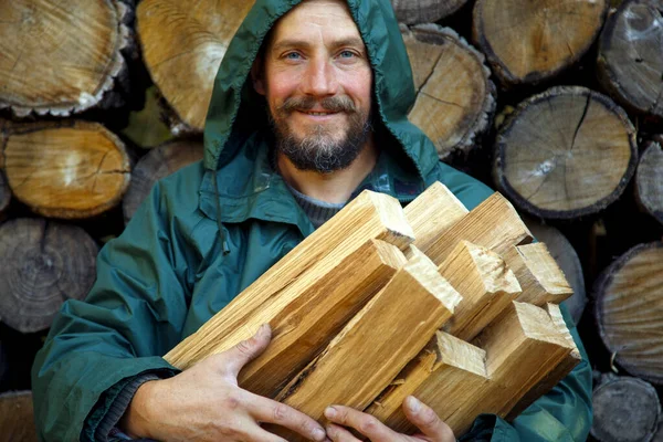 Portrét Muže Hromadou Sekaného Dřeva Podpal Vousatý Dřevorubec Palivem Krbu — Stock fotografie