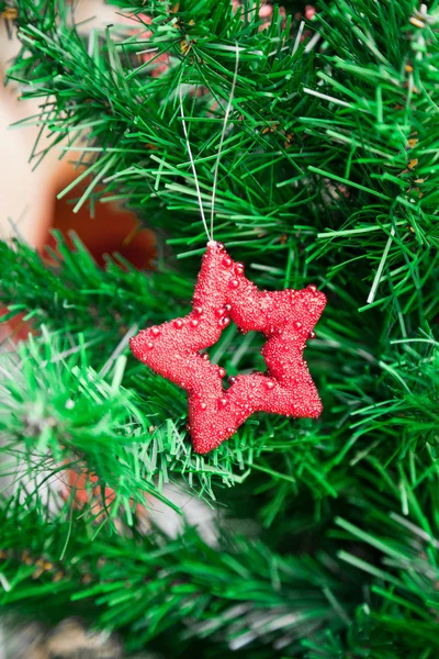 Sternenschmuck am künstlichen Weihnachtsbaum — Stockfoto