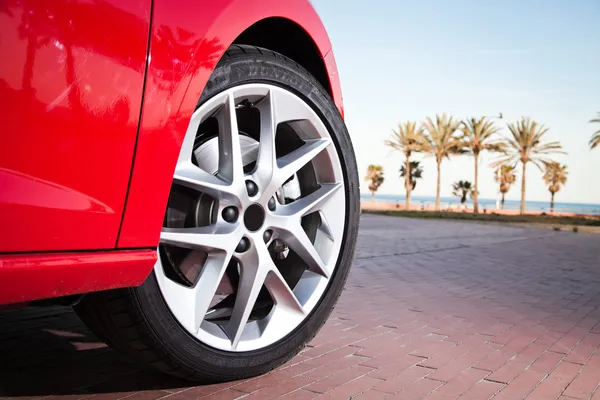 Auto wiel in de zomer — Stockfoto