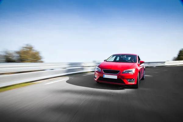 Auto op een weg vol met gevaarlijke bochten — Stockfoto