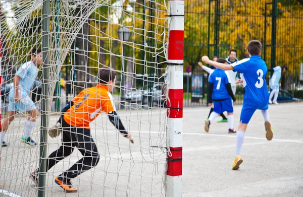 Juego de fútbol con niños — Foto de Stock