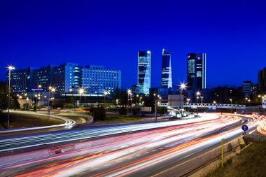 bulanık arka lambalar ve otoyol üzerinde trafik ışıkları