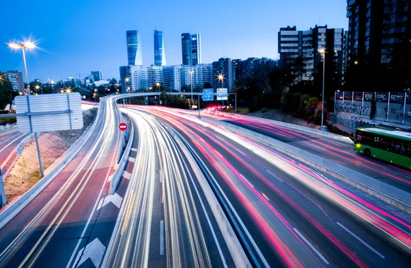 ぼやけている尾ライトおよび高速道路の交通信号 — ストック写真