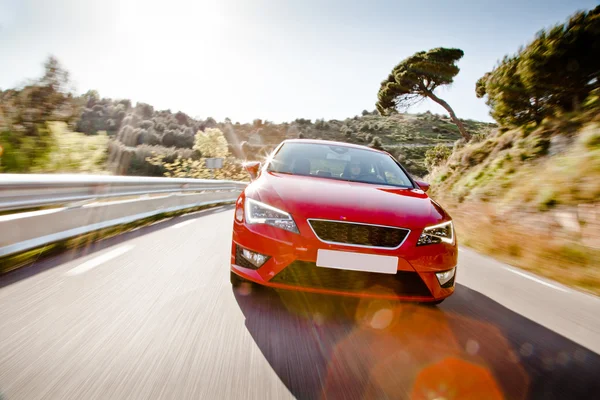 Auto su una strada piena di curve pericolose — Foto Stock