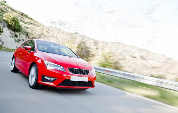 Voiture sur une route pleine de virages dangereux — Photo