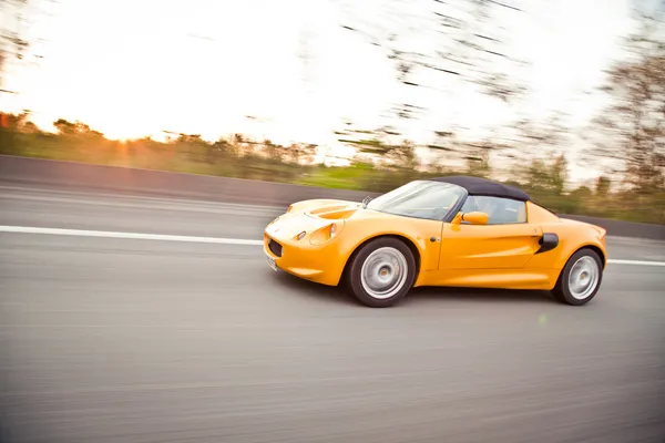 Coche deportivo en acción — Foto de Stock