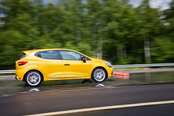 Auto su una strada piena di curve pericolose — Foto Stock