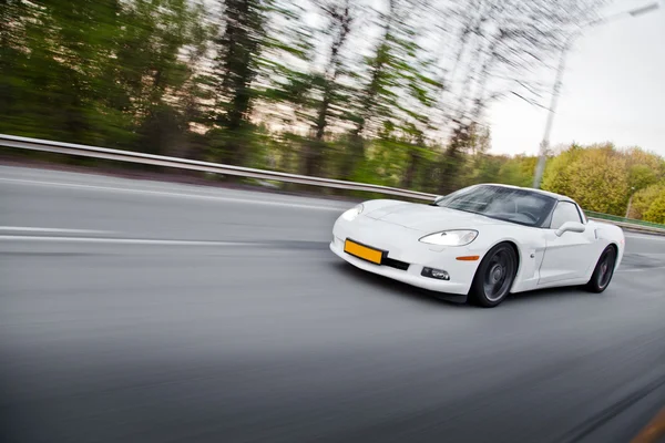 Car on a road full of dangerous bends — Stock Photo, Image