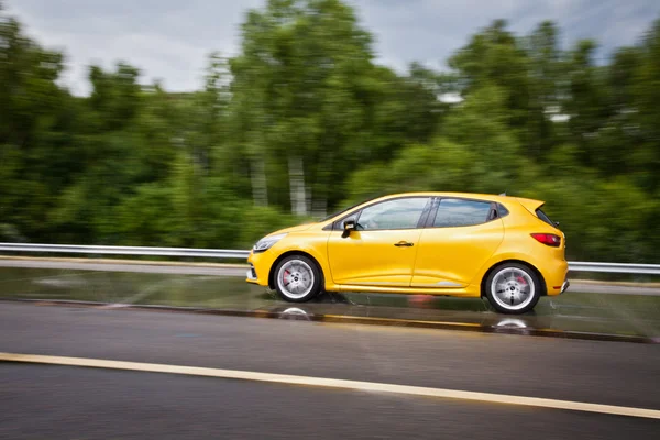 Coche en un camino lleno de curvas peligrosas — Foto de Stock