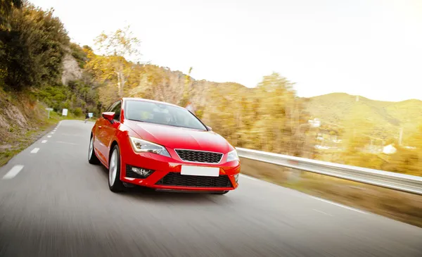 Car on a road full of dangerous bends — Stock Photo, Image