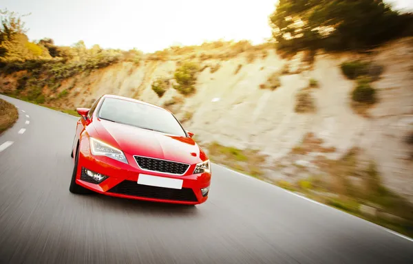 Voiture sur une route pleine de virages dangereux — Photo