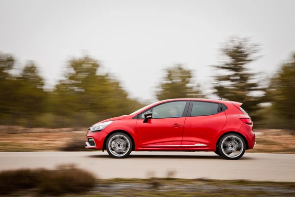 Coche en un camino lleno de curvas peligrosas — Foto de Stock