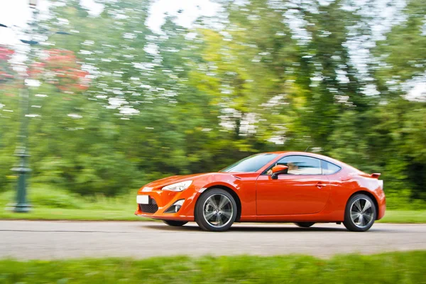 Auto op een weg vol met gevaarlijke bochten — Stockfoto