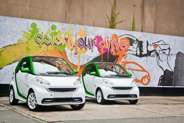 Coche eléctrico urbana en una carretera — Zdjęcie stockowe