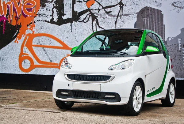 Voiture urbaine électrique sur une route — Photo