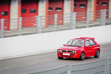 yolda eski bir araba