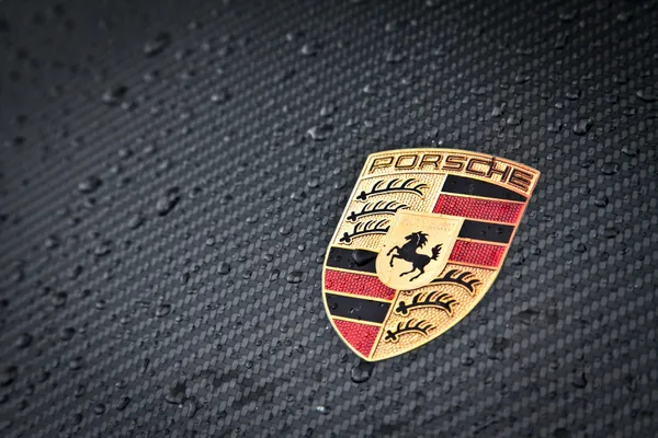 Carbono de emblema Porsche — Fotografia de Stock