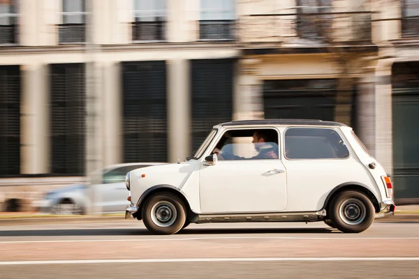 Auto op een weg vol met gevaarlijke bochten — Stockfoto