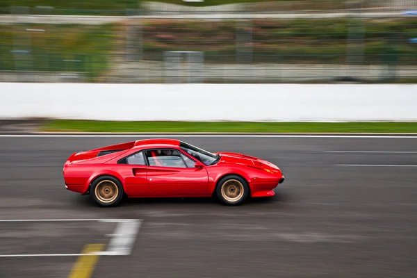 Vieille voiture de course en action sur piste — Photo