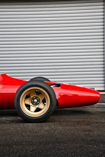 Velho carro de corrida em ação na pista — Fotografia de Stock