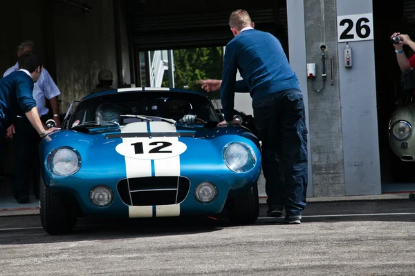 Vieille voiture de course en action sur piste — Photo