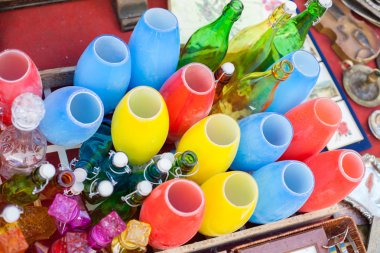 İkinci el ticaret pazarında eski nesneleri