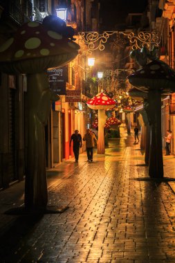 İyi akşamlar Alicante. Şehir sokaklarının güzelliği. İspanya, 2021 Sonbaharı