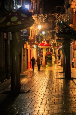 İyi akşamlar Alicante. Şehir sokaklarının güzelliği. İspanya, 2021 Sonbaharı