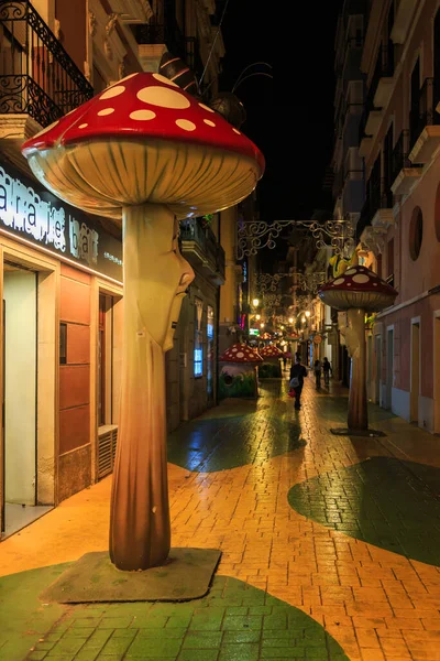 İyi akşamlar Alicante. Şehir sokaklarının güzelliği. İspanya, 2021 Sonbaharı