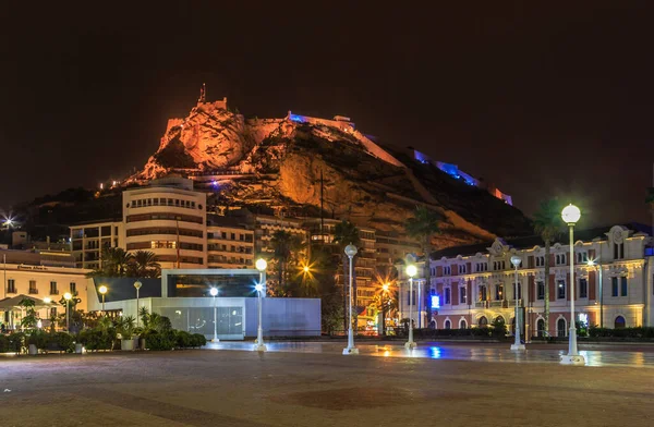 İyi akşamlar Alicante. Şehir sokaklarının güzelliği. İspanya, 2021 Sonbaharı