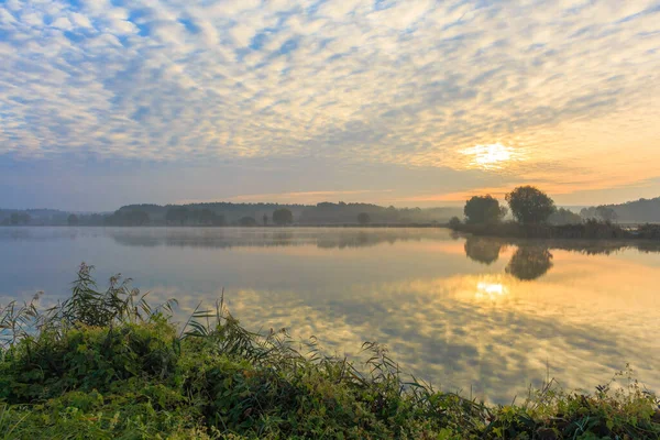 Υπέροχο Ομιχλώδες Πρωινό Στη Λίμνη Περιφέρεια Κιέβου Ουκρανία — Φωτογραφία Αρχείου
