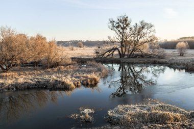 Irpen Nehri 'nde soğuk bir sabah. Kiev bölgesi. 5 Aralık 2021